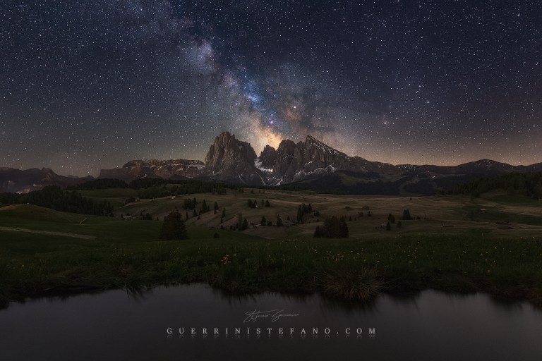 alpe di siusi-dolomiti-climbing-under-mylkyway-by-guerrini-stefano